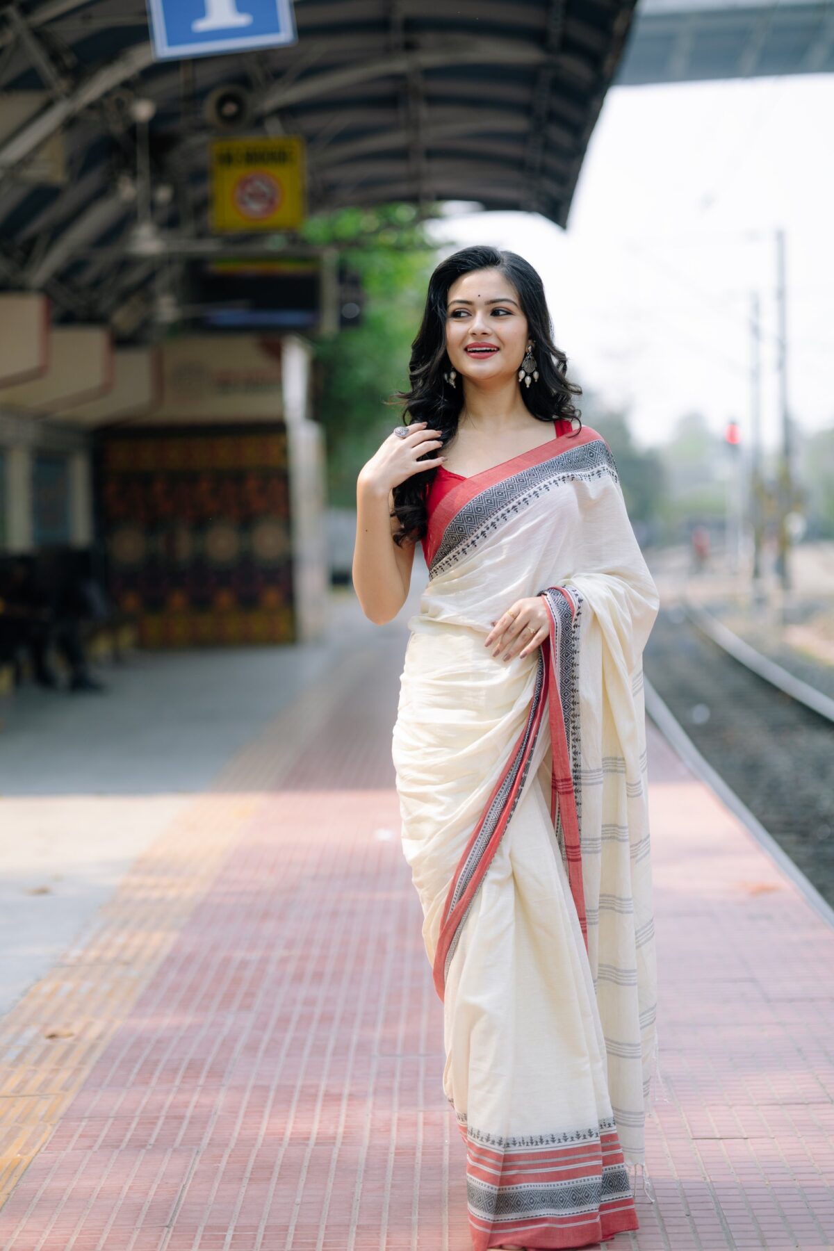 pure handloom cotton in red & white with black jamdani threadwork - Image 2