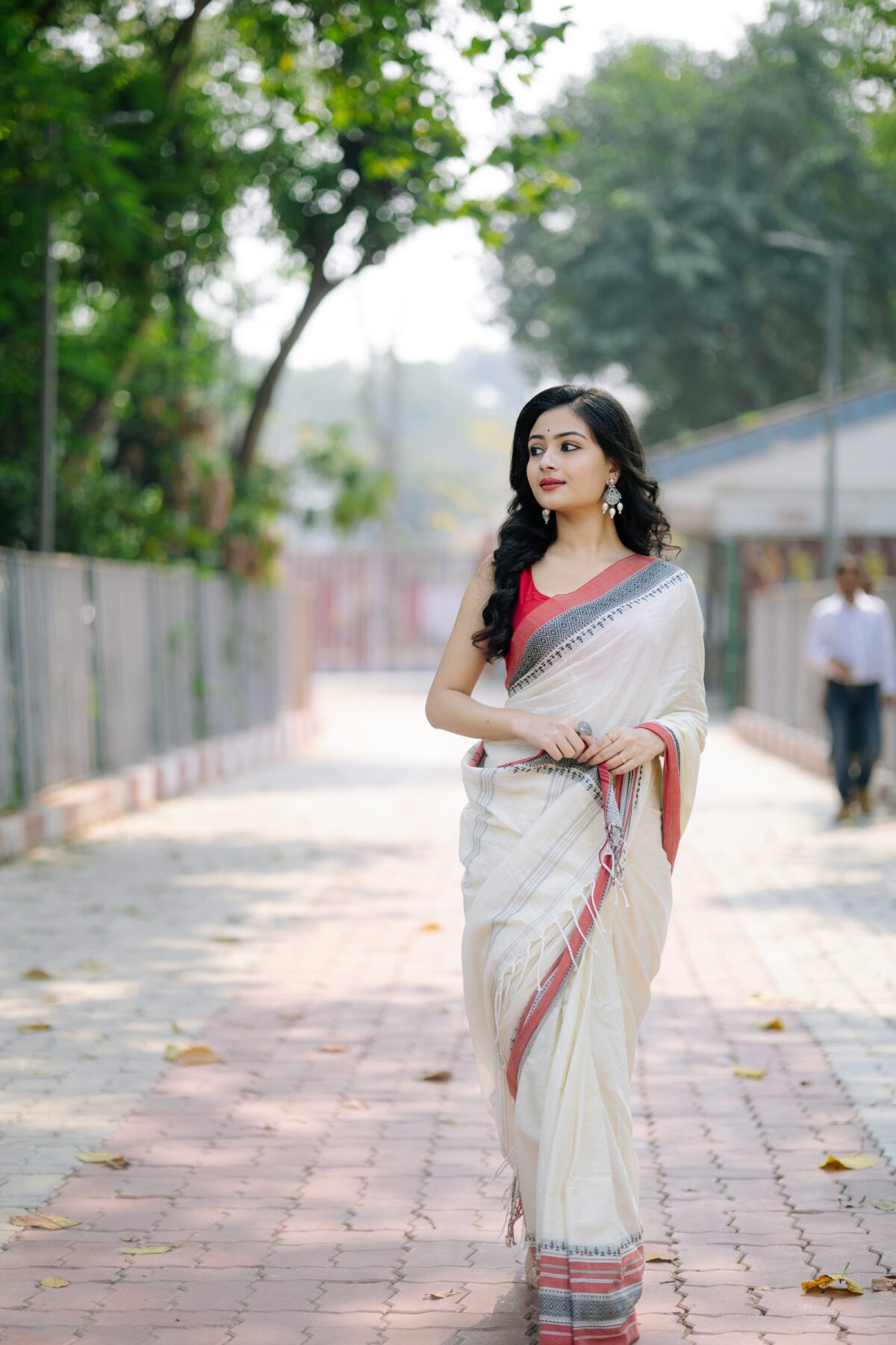 pure handloom cotton in red & white with black jamdani threadwork