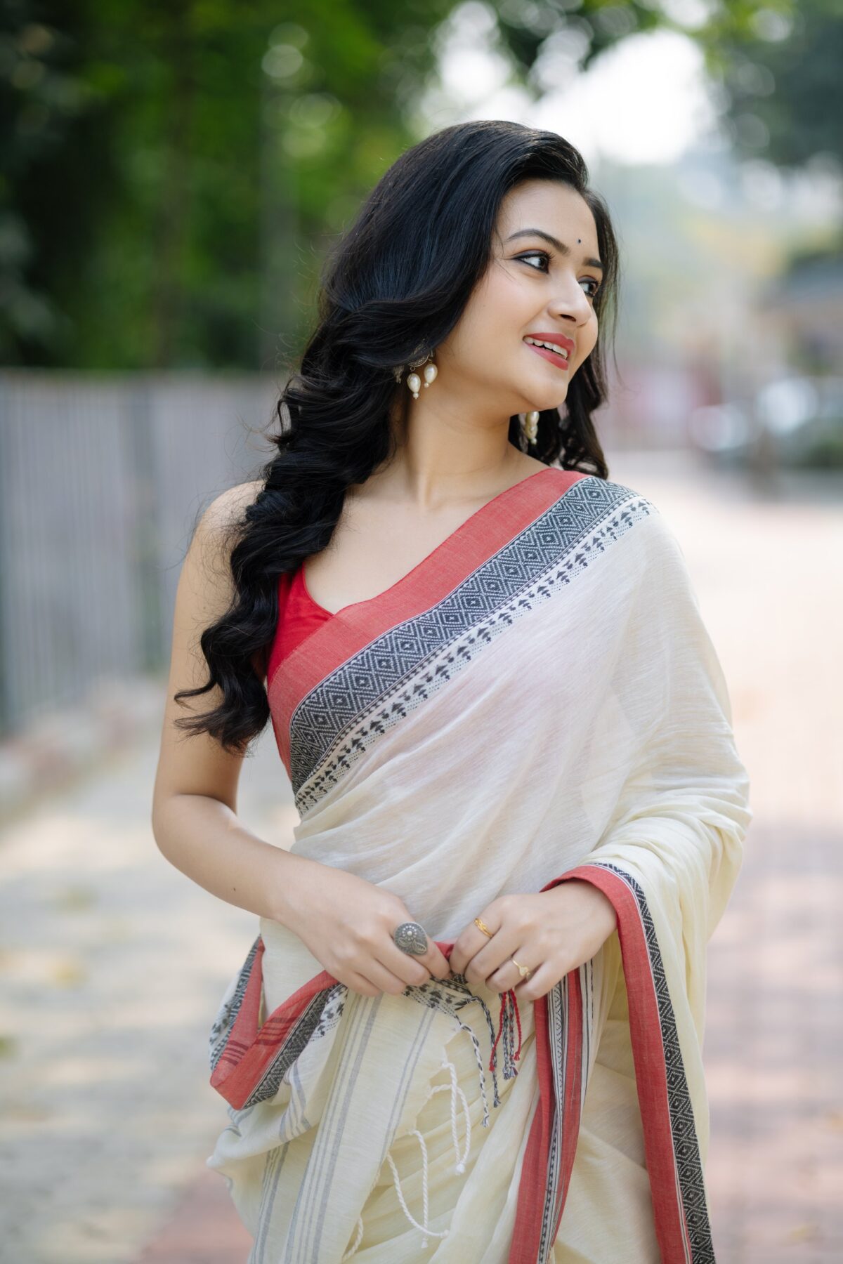 pure handloom cotton in red & white with black jamdani threadwork - Image 4