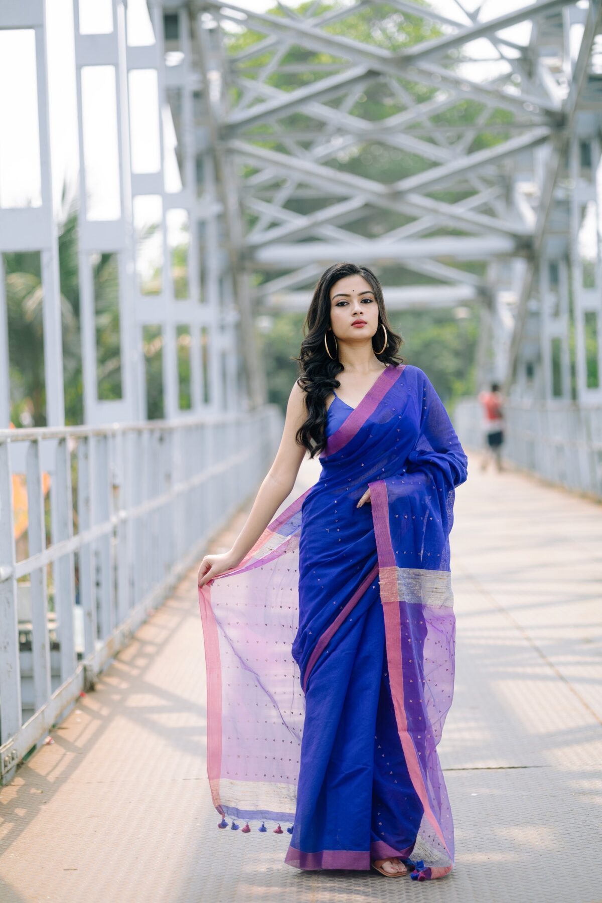 The aqua blue pure matka with a contrast baby pink & beige ghicha pallu with whole body sequence work