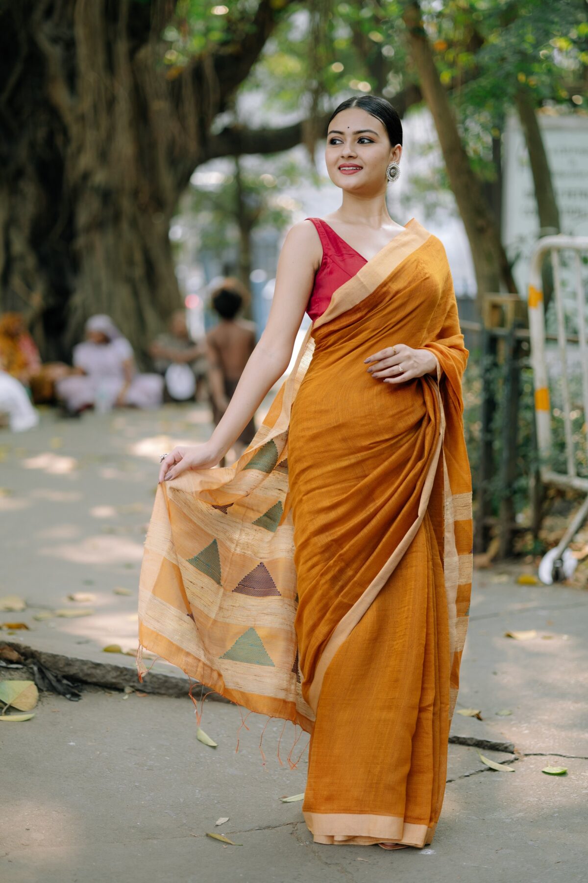 pure linen handloom with yellow ochre body in contrast beige border - Image 3